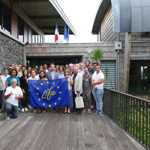 Les participants du séminaire Life BIODIV'OM réunis devant la Maison du Parc 