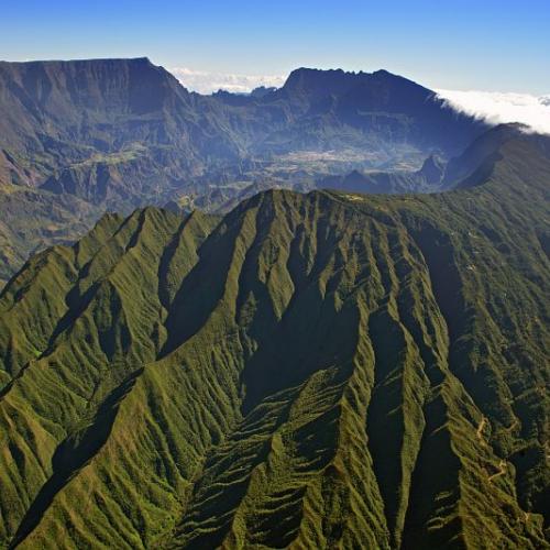 Vue aérienne du Dimitile, du cirque de Cilaos, et du Piton des neiges 