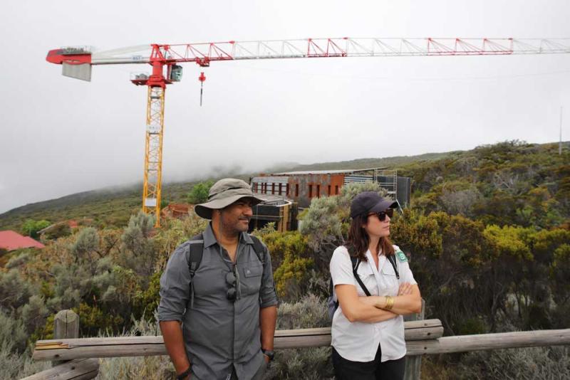 Laure-Anne Peyrat et son homologue sud-africain devant le gîte du volcan © Parc National de La Réunion