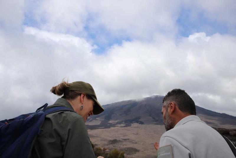 Megan Taplin et Jean-François Bègue, Médiateur du Patrimoine, contemplent le paysage 