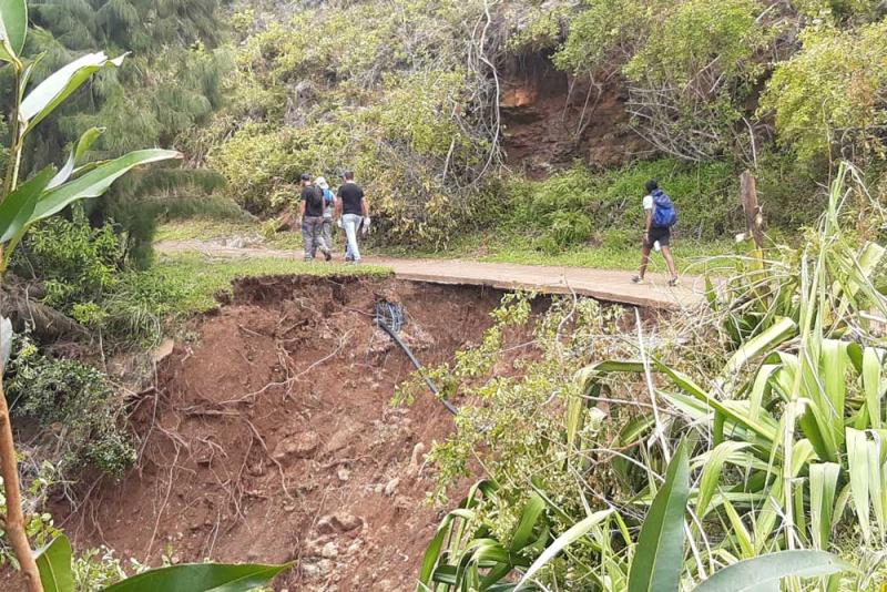 Reconnaissance en équipe sur un sentier sinistré à la Grande-Chaloupe 