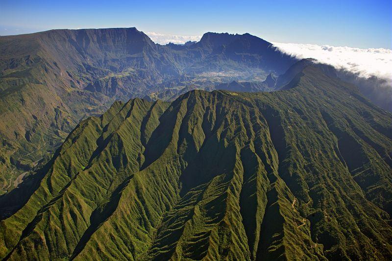 Vue aérienne du Dimitile, cirque de Cilaos, et du Piton des neiges  