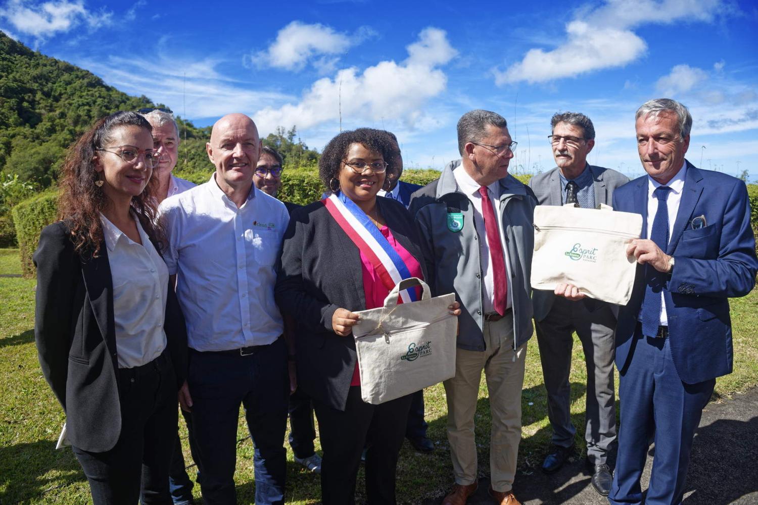 De g. à d. : Camille Clain (Département de La Réunion), Jean-Philippe Delorme (Parc national de La Réunion), Eric Jeuffrault (Cirad à La Réunion), Juliana M'Doihoma (Maire de Saint Louis), Eric Ferrère (Parc national de La Réunion), Gilles Lajoie (Université de La Réunion), Philippe Vigier (Ministre délégué aux outre-mer) © René Carayol, Université de La Réunion