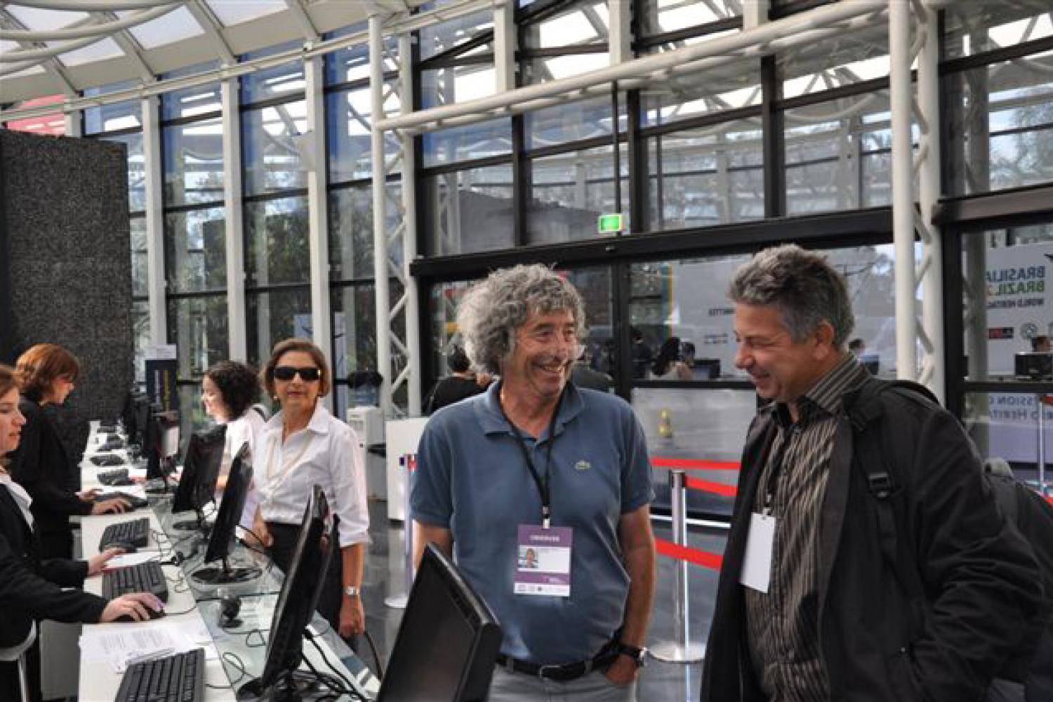 Les scientifiques Vincent Boullet, à droite, et Gérard Collin, à gauche, vont présenter la candidature de La Réunion au patrimoine mondial de l'Unesco (2010) ©Parc national de La Réunion