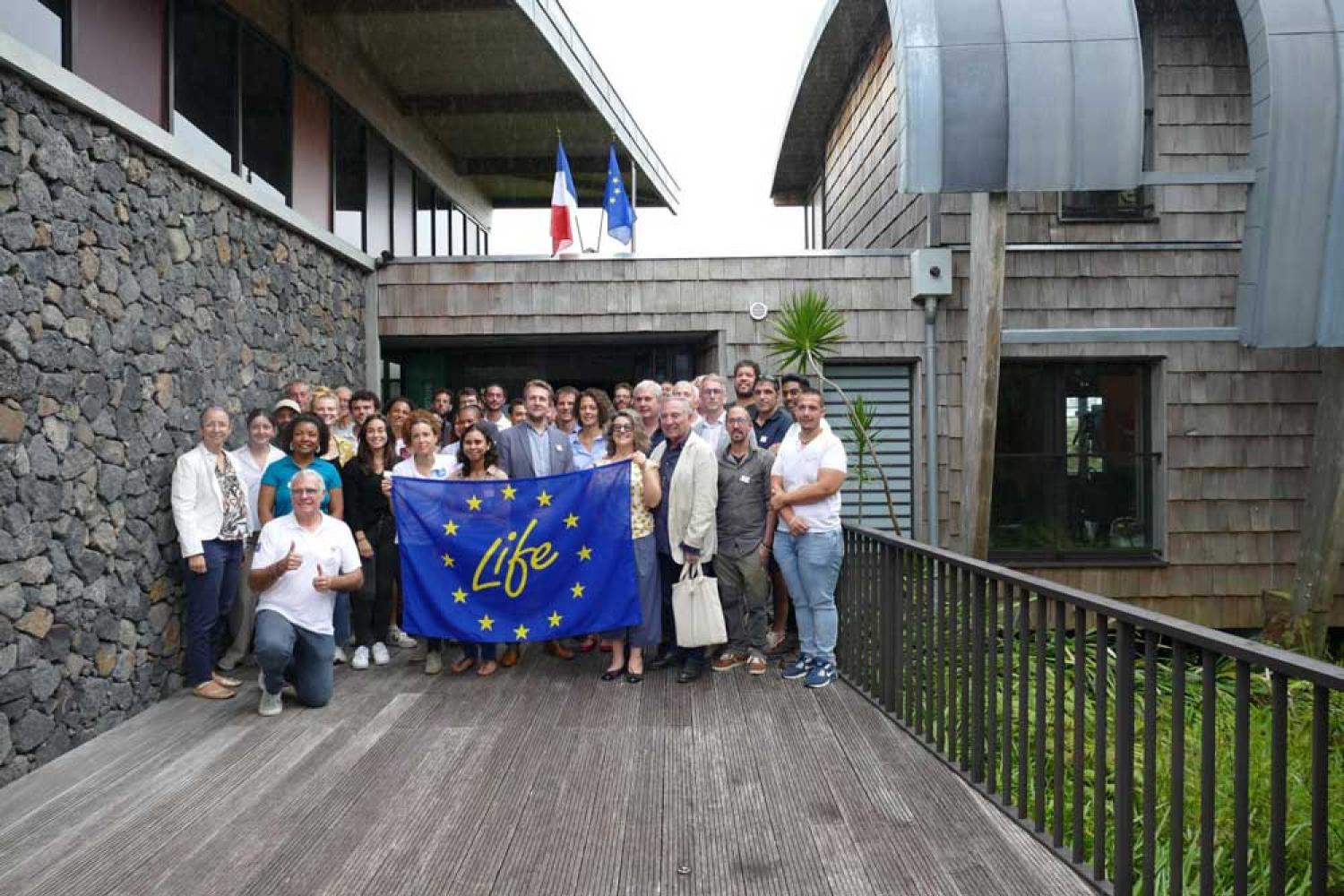 Les participants du séminaire Life BIODIV'OM réunis devant la Maison du Parc 