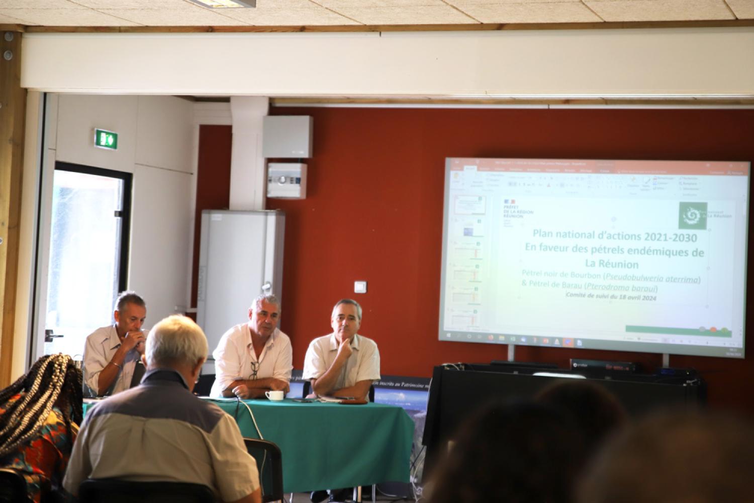 La réunion de suivi du PNA en faveur des pétrels endémiques a été introduite par le Parc national et son directeur, Jean-Philippe Delorme, et par Jean-Yves PESEUX , Adjoint au chef de Service Eau et Biodiversité à la DEAL Réunion 