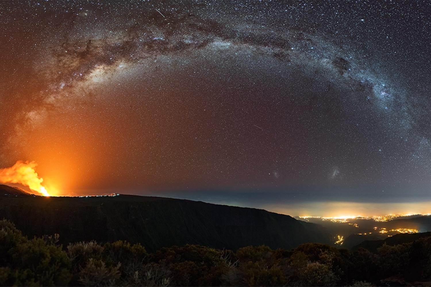 voie-lactee-surplombant-le-piton-de-la-fournaise-en-eruption-c-luc-perrot-parc-national-de-la-reunion.jpg