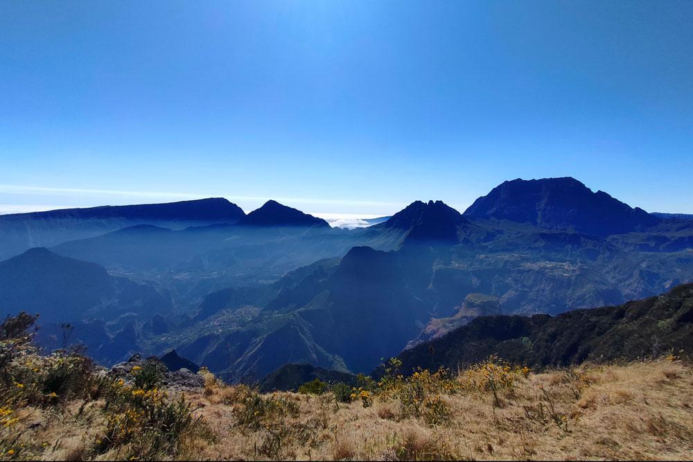 Depuis le Grand Bénare, vue sur la Roche Écrite, Mafate et le Piton des Neiges